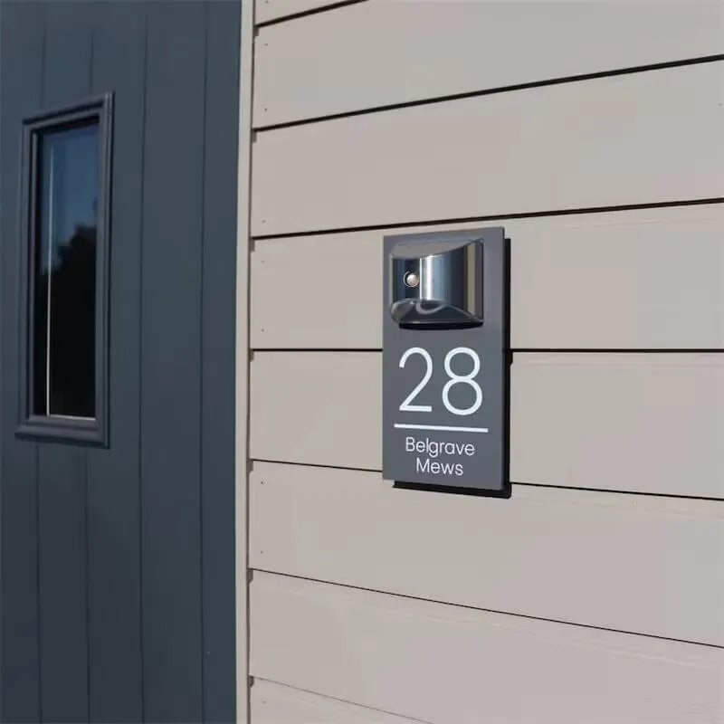 GlowHome™ | Personalisierte moderne Solar-Türplakette